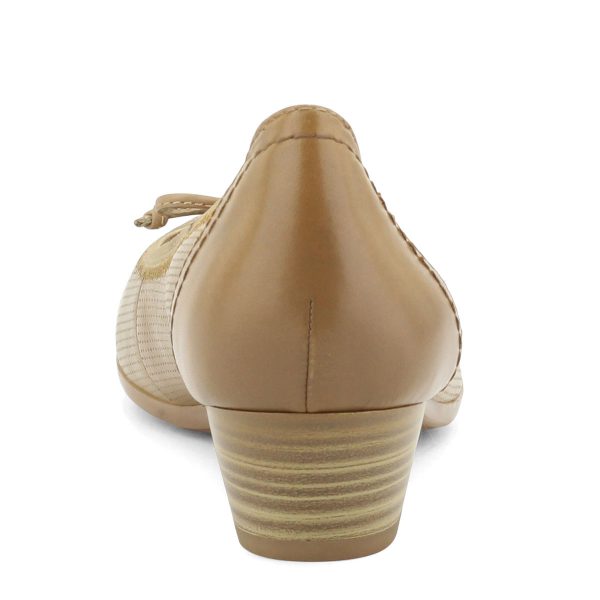 Világos Caprice női bőr cipő, felsőrészén masni díszítéssel 3,5 cm magas sarokkal.