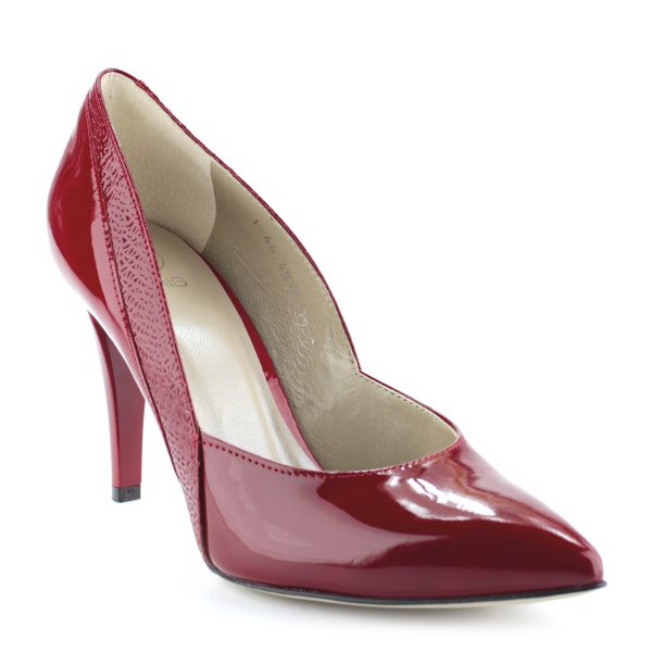 Piros színű magas sarkú lakk alkalmi cipő. Sarka 9 cm magas. Felsőrésze és bélése is bőrből készült. Akár a legkülönlegesebb alkalmakon is megállja a helyét.