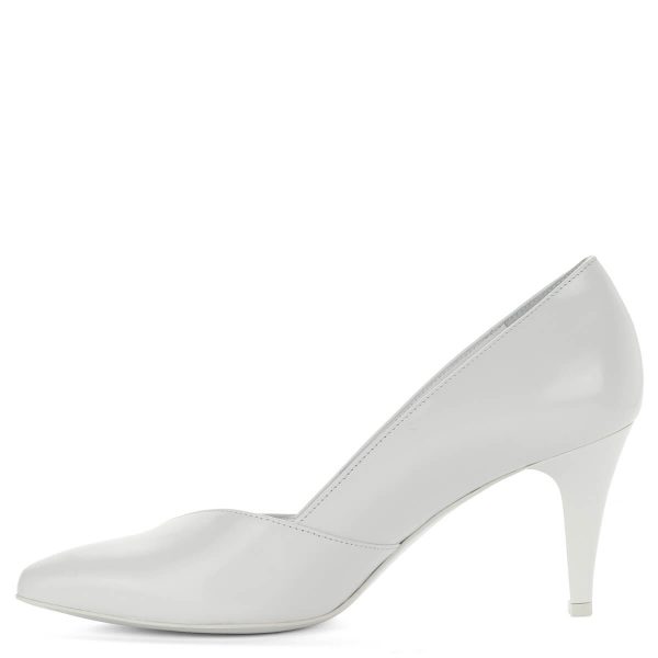 Anis fehér alkalmi cipő. Elegáns hegyes orrú fazon 8 cm magas sarokkal. Orrán ezüst betét található. Menyasszonyi cipőnek is ajánljuk.
