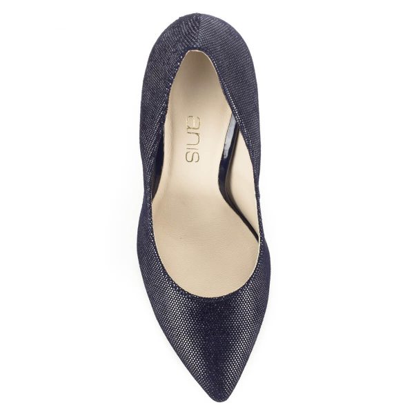 Anis kék-ezüst magassarkú női cipő 9 cm magasságú sarokkal. Bőrét apró ezüst minta díszíti. Anyaga kívül-belül természetes bőr.