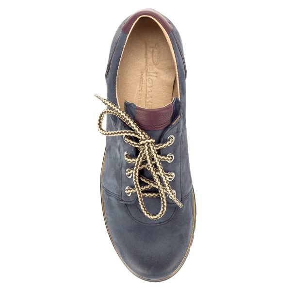 Vastag talpú Pollonus fűzős cipő kék színben. A cipő kívül-belül bőrből készült, a talp a vastagsága ellenére hajlékony, nagyon kényelmes.