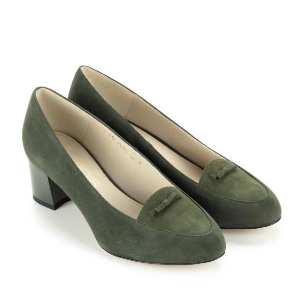 Anis zöld női cipő velúr bőrből, bőr béléssel. Elején kis masni dísz található, sarokmagassága kb 5 cm. Nagyon elegáns, puha bőrből készült női cipő.