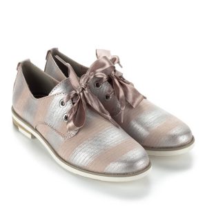 Fűzős Marco Tozzi cipő ezüst-rózsaszín színkombinációban, puha memóriahabos talpbéléssel. Szatén fűzővel készült.