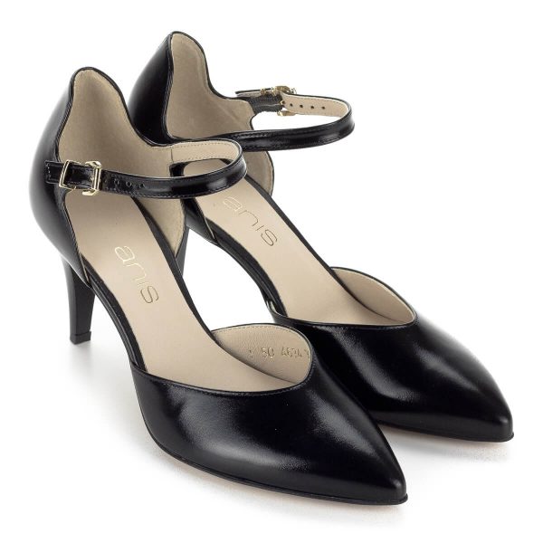 Anis fekete pántos szandálcipő bőr felsőrésszel és bőr béléssel. A cipő sarka 7 cm magas, pántja biztonságosan tartja a lábat.