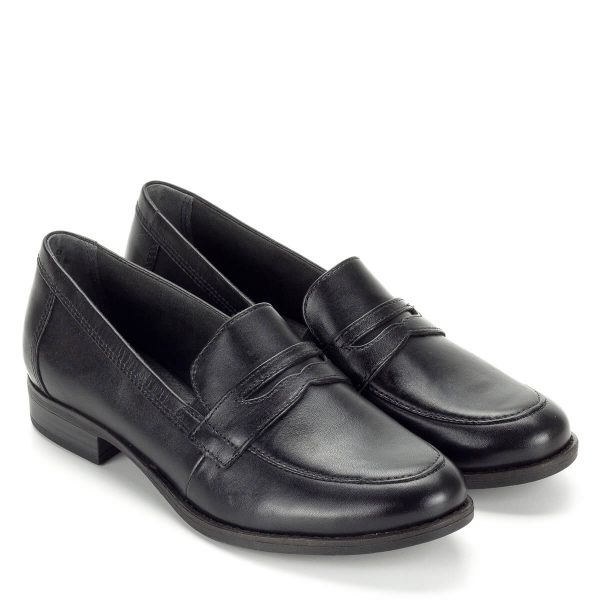 Lapos sarkú fekete Tamaris cipő vastag gumi talppal. Talpbélése puha párnázott, egész napos kényelmet biztosít. A cipő sarka 2,5 cm magas, felsőrésze lábfejen zárt. A lapos sarkú fekete Tamaris cipő természetes bőrből készült, esős, hűvös időben kiváló választás. Szoknyával és nadrággal is remekül kombinálható. - Tamaris 1-24215-21 001