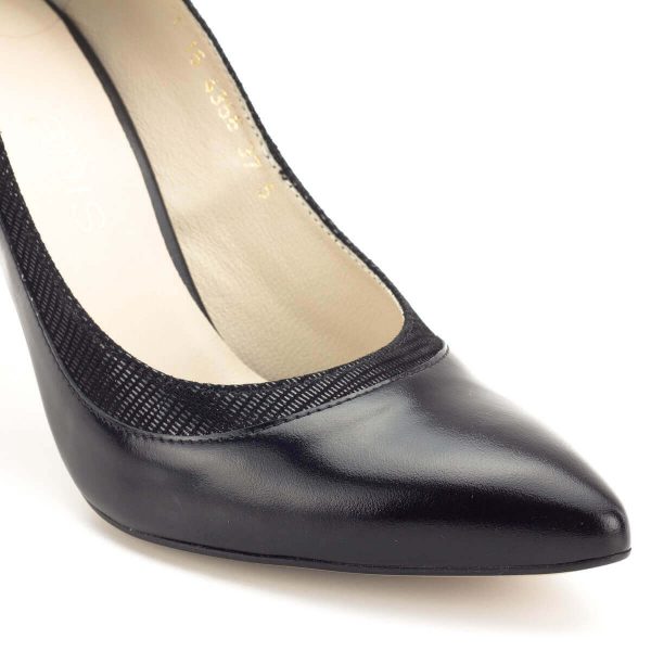 Anis cipő 9 cm magas sarokkal. Anyaga kívül-belül természetes bőr. A cipő sarokállása és  talpa a magas sarok ellenére kényelmet nyújt. Klasszikus női alkalmi cipő.