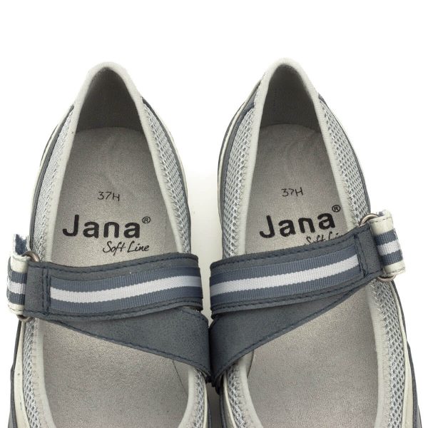 Pántos Jana cipő lapos talppal, H szélességben. Nagyon kényelmes, a pánt bősége tépőzárral állítható, valamint a cipő belső oldalán gumi betétet is tartalmaz. A cipő kiváló minőségű, a Jana Soft Line kollekció darabja. - Jana 8-24663-22 848