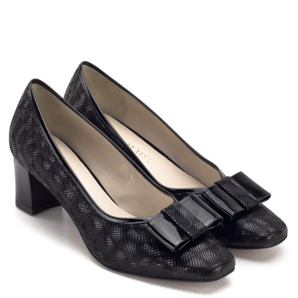 Anis cipő 5,5 cm-es sarokkal, fekete színben, masni díszítéssel. 3D mintázatú bőrből készült, bőr béléssel. Elegáns női cipő stabil sarokkal. - Anis cipő 3567 BLACK 3D