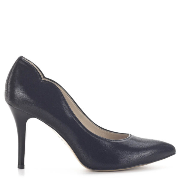 Fekete Anis magassarkú körömcipő 9 cm-es sarokkal. Különlegessége a hullámos szabásvonal, mely kiemeli a láb szépségét és az egyszerű, letisztult fazonból a tekinteteket magára vonzó elegáns cipőt varázsol.