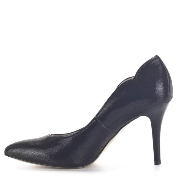 Fekete Anis magassarkú körömcipő 9 cm-es sarokkal. Különlegessége a hullámos szabásvonal, mely kiemeli a láb szépségét és az egyszerű, letisztult fazonból a tekinteteket magára vonzó elegáns cipőt varázsol.