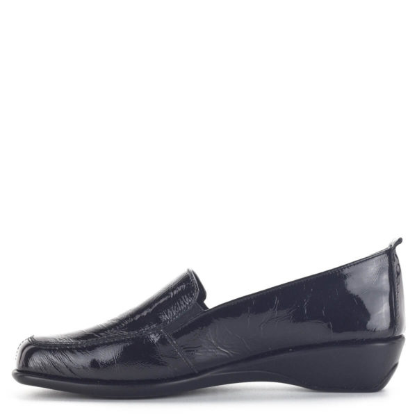 Fekete lakk telitalpú női bőr cipő. Az enyhén emelt sarokrész, a puha talpbélés és a hajlékony gumi talp különlegesen kényelmessé teszi.