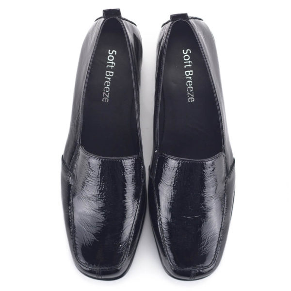 Fekete lakk telitalpú női bőr cipő. Az enyhén emelt sarokrész, a puha talpbélés és a hajlékony gumi talp különlegesen kényelmessé teszi.