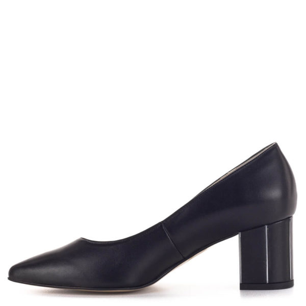 Anis cipő fekete színben, stabil sarokkal. Kényelmes és elegáns bőr cipő bőr béléssel, sarka 6 cm.