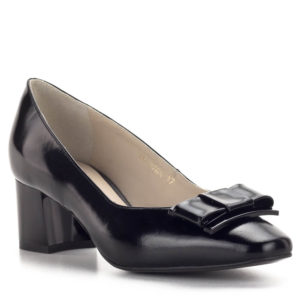 Anis női cipő fekete színben, masni díszítéssel. Fényes fekete bőrből készült, bőr béléssel. Sarka 5 cm magas.