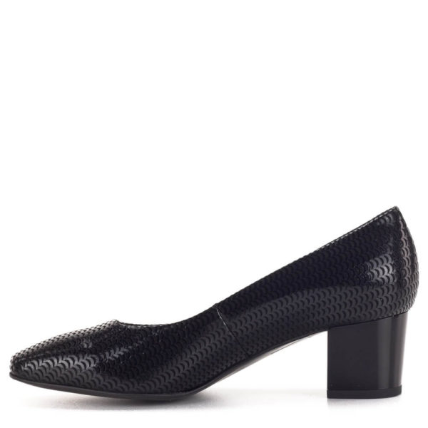 Anis női cipő fekete színben, mintás bőr felsőrésszel, 5 centis sarokkal.