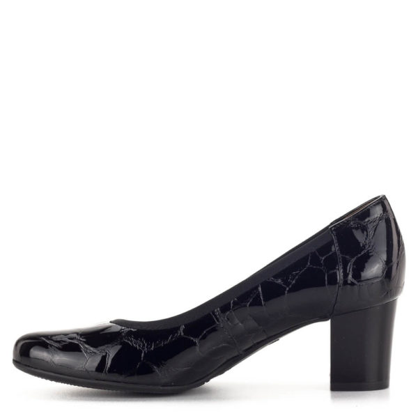 Fekete Bioeco női magassarkú cipő vastag sarokkal. A cipő lakk bőrből készült, sarka 5,5 cm magas, bélése puha párnázott bőr.