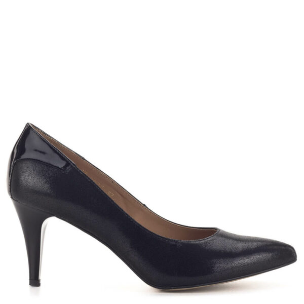 Fekete magassarkú alkalmi cipő az Anis kollekciójából. A cipő kívül-belül természetes bőrből készült, sarka 7,5 cm magas