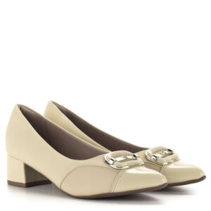 Piccadilly női cipő kis sarokkal vanília színben. Hegyes orrú fazon, elején dísszel. Sarka 4 cm magas.