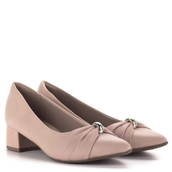 Piccadilly rózsaszín női cipő kis sarokkal, elején arany dísszel. Elegáns hegyes orrú női cipő, sarka nagyon kényelmes, 4 cm magas.