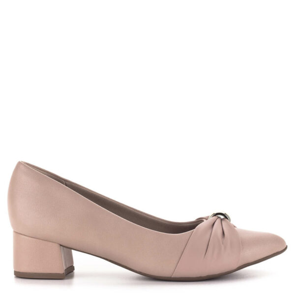 Piccadilly rózsaszín női cipő kis sarokkal, elején arany dísszel. Elegáns hegyes orrú női cipő, sarka nagyon kényelmes, 4 cm magas.