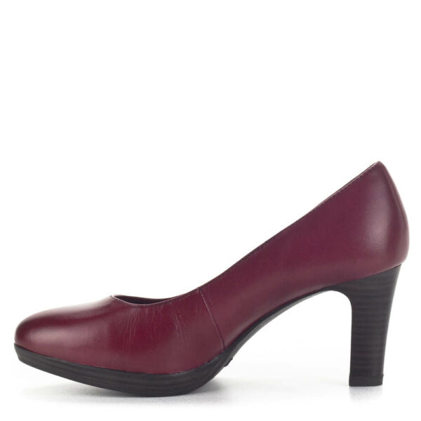 Tamaris magassarkú cipő élénk vörös színben. Kényelme platformost talppal készült, stabil sarokkal.