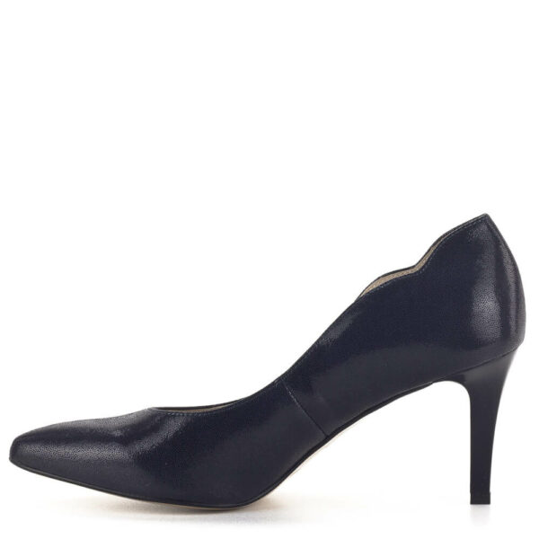 Anis cipő kék színben, 7,5 cm magas sarokkal. A cipő bélése és felsőrésze is bőrből készült. Elegáns női alkalmi cipő