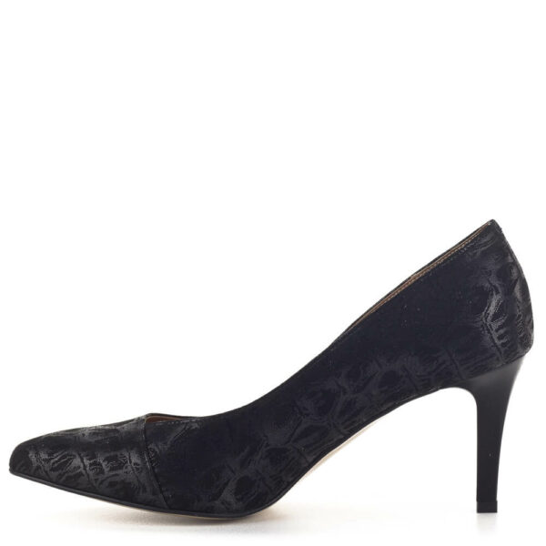 Anis cipő fekete színben, mintás felületű bőrből. Sarka 7,5 cm magas, bélése bőr. Elegáns női alkalmi cipő