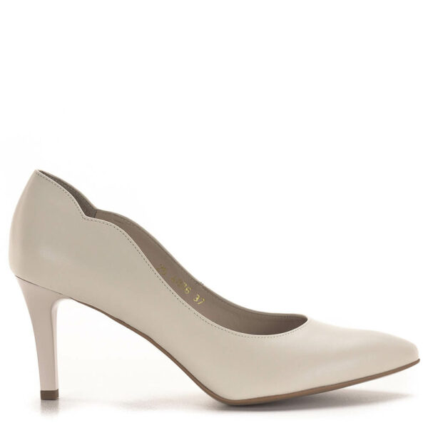 Anis cipő vanília színben, 7,5 cm magas sarokkal. A cipő bélése és felsőrésze is bőrből készült. Elegáns női magassarkú alkalmi cipő