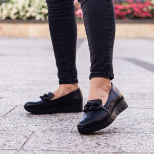Carla Ricci női cipő fekete színben, lánc dísszel. Nagyon kényelmes vastag talpú cipő bőrből, bőr béléssel.