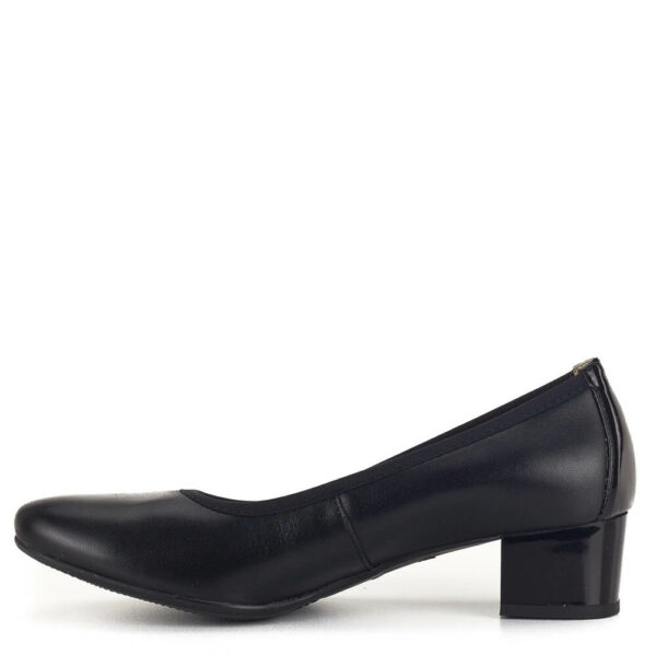 Elegáns Bioeco női cipő 4 centis sarokkal, fekete színben. Bőrből készült, bőr béléssel. Egész nap is kényelmesen hordható bőr cipő.