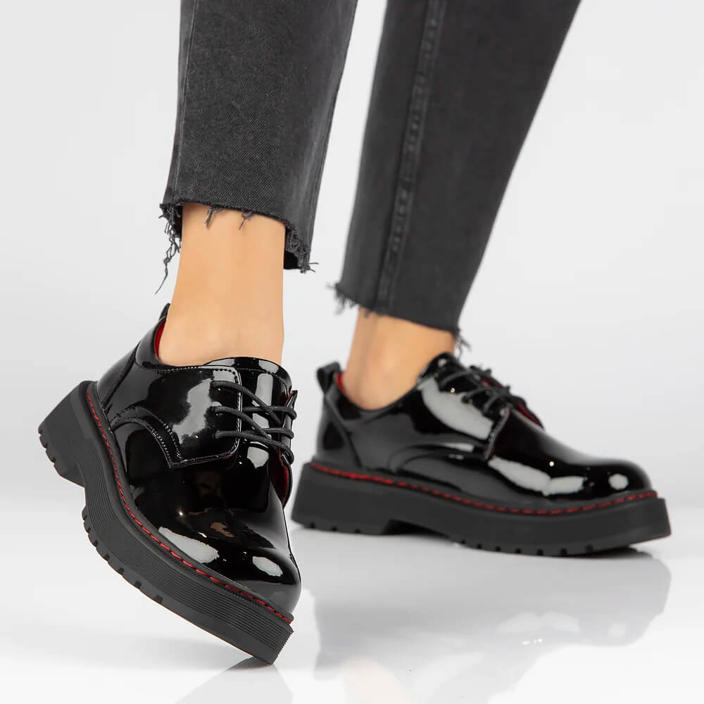 Filippo fekete lakk bőr zárt fűzős női félcipő vastag gumi talppal. Kerek orrú, nagyon kényelmes cipő, piros díszvarrással.