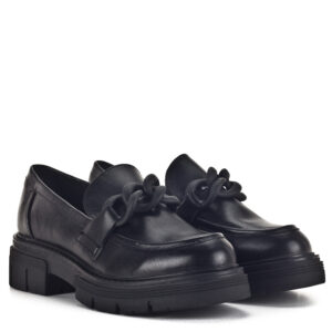Marco Tozzi női félcipő fekete színben, vastag gumi talppal, elején lánc dísszel. Kényelmes belebújós cipő memóriahabos talpbéléssel.