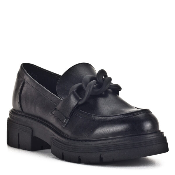 Marco Tozzi női félcipő fekete színben, vastag gumi talppal, elején lánc dísszel. Kényelmes belebújós cipő memóriahabos talpbéléssel.