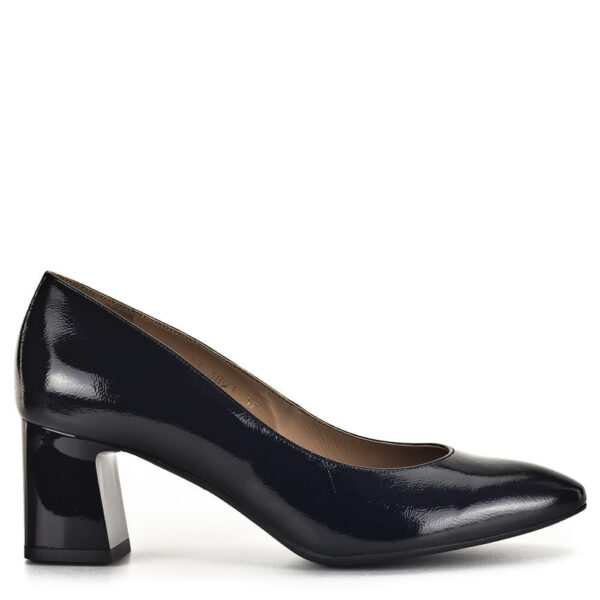 Anis fekete lakk női magassarkú cipő. Bőrből készül, bőr béléssel. Kényelmes tömbös sarka 6cm magas.