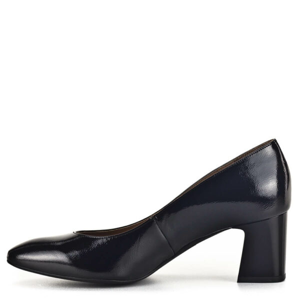 Anis fekete lakk női magassarkú cipő. Bőrből készül, bőr béléssel. Kényelmes tömbös sarka 6cm magas.