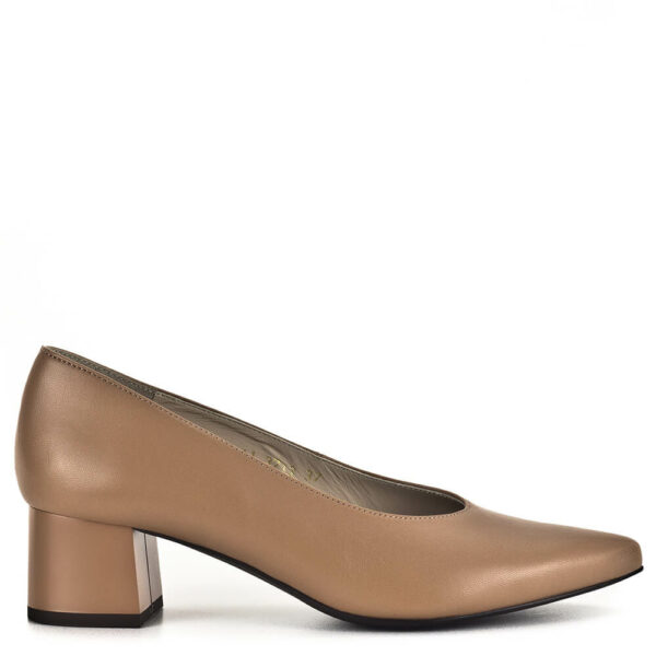 Karamell színű elegáns Anis női cipő 4,5 cm-es tömbös sarokkal, bőr felsőrésszel és bőr béléssel.