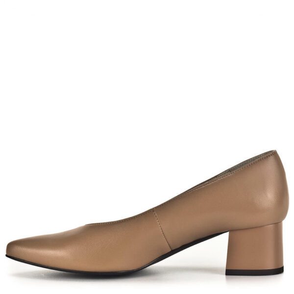 Karamell színű elegáns Anis női cipő 4,5 cm-es tömbös sarokkal, bőr felsőrésszel és bőr béléssel.