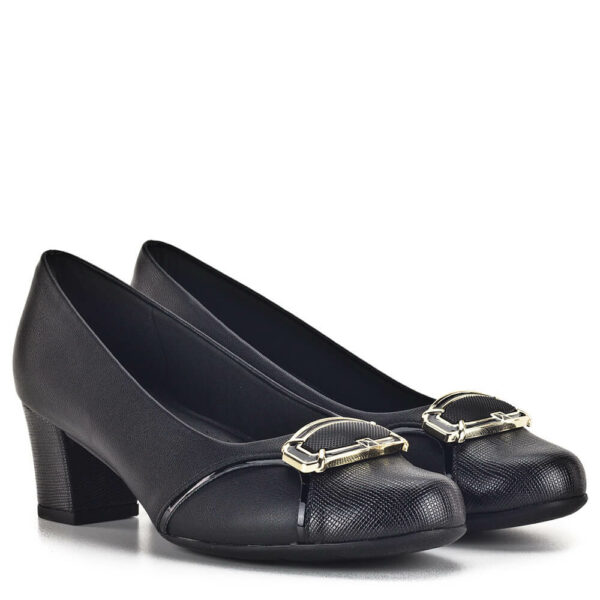 Piccadilly fekete női cipő 5cm-es tömbös sarokkal. Elejét arany színű dísz díszíti, talpa hajlékony, talpbélése nagyon puha, komfortos.