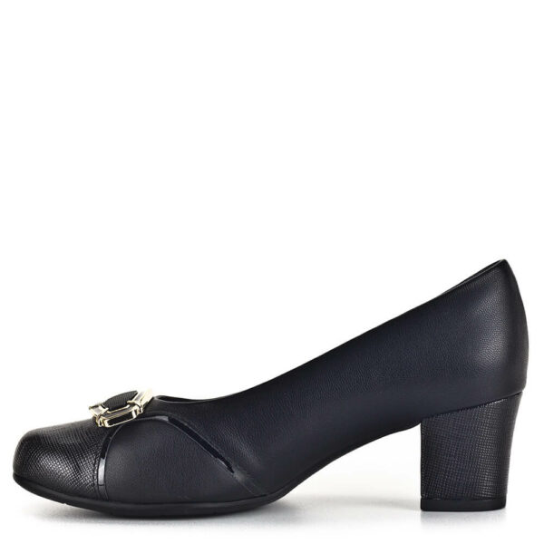 Piccadilly fekete női cipő 5cm-es tömbös sarokkal. Elejét arany színű dísz díszíti, talpa hajlékony, talpbélése nagyon puha, komfortos.