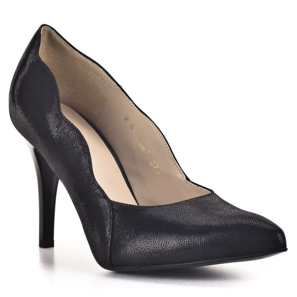 Anis cipő fekete színben, kívül-belül bőrből. 9 cm magas sarokkal készült, oldalán hullámos szabásvonallal.
