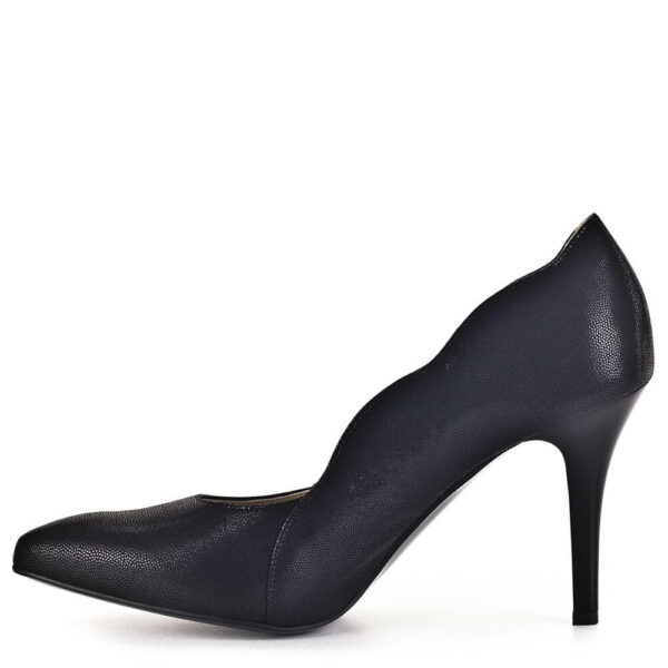 Anis cipő fekete színben, kívül-belül bőrből. 9 cm magas sarokkal készült, oldalán hullámos szabásvonallal.