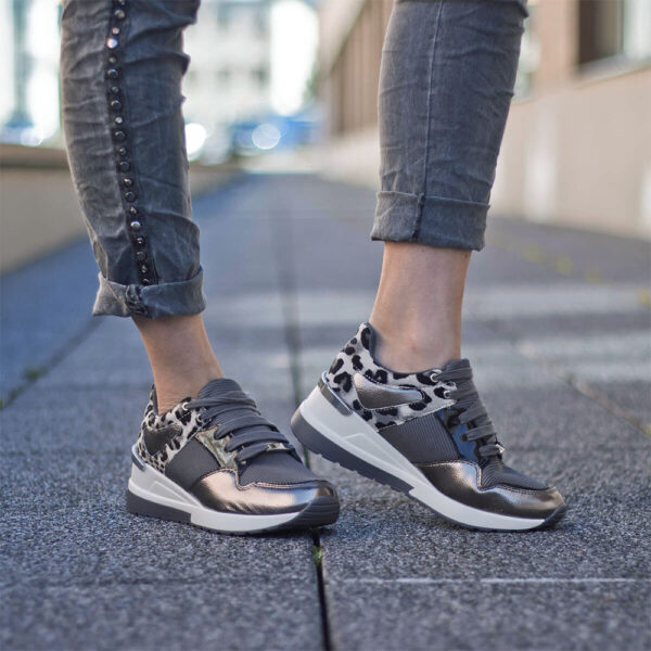 Szürke Menbur női sneakers emelt sarokkal. Fűzős platformos tornacipő