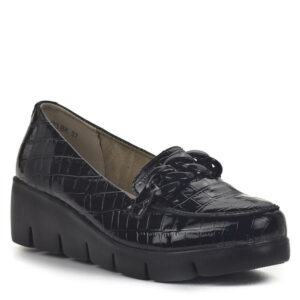 Filippo telitalpú női cipő fekete színben. Lakk bőrből készült, krokkó mintával. Kényelmes belebújós fazon gumi talpon, elején dísszel.