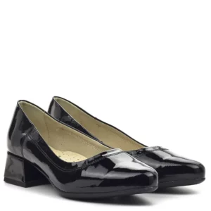Misstic kis sarkú fekete lakk bőr női cipő. Elegáns női cipő kényelmes, 4 cm-es sarokmagassággal. A cipő kívül-belül bőrből készült, puha párnázott talpbéléssel rendelkezik. Misstic AF-1048V BLACK