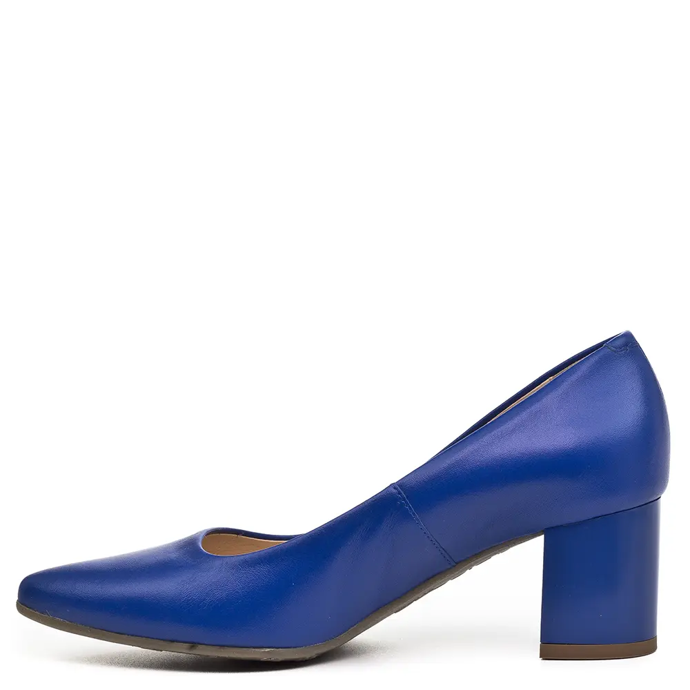 Bioeco női cipő királykék színben. Bőrből készült és a bélése is bőr. Kényelmes, stabil sarkú, hegyes orrú női cipő.