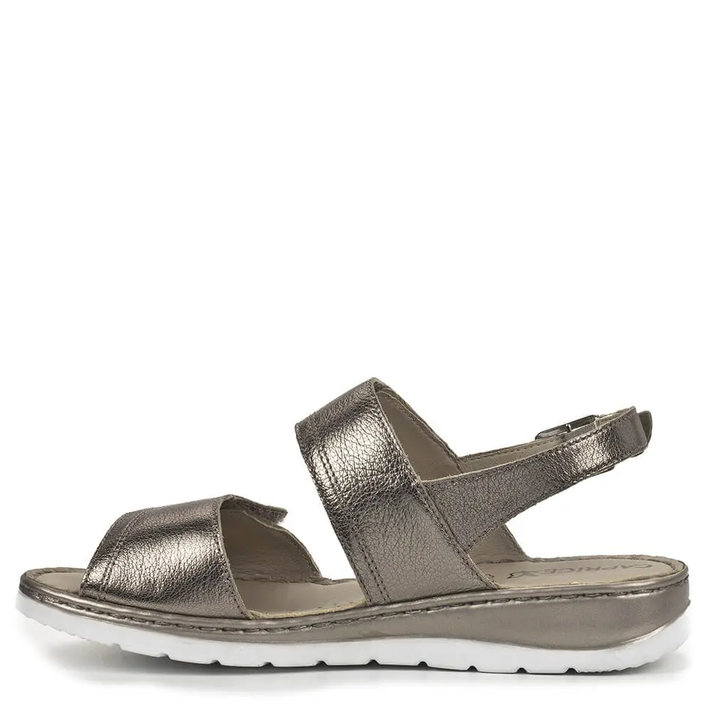 Caprice tépőzáras lapos női bőr szandál tépőzáras pántokkal. Hátsó pántja csatos, így igény szerint igazítható a lábra.