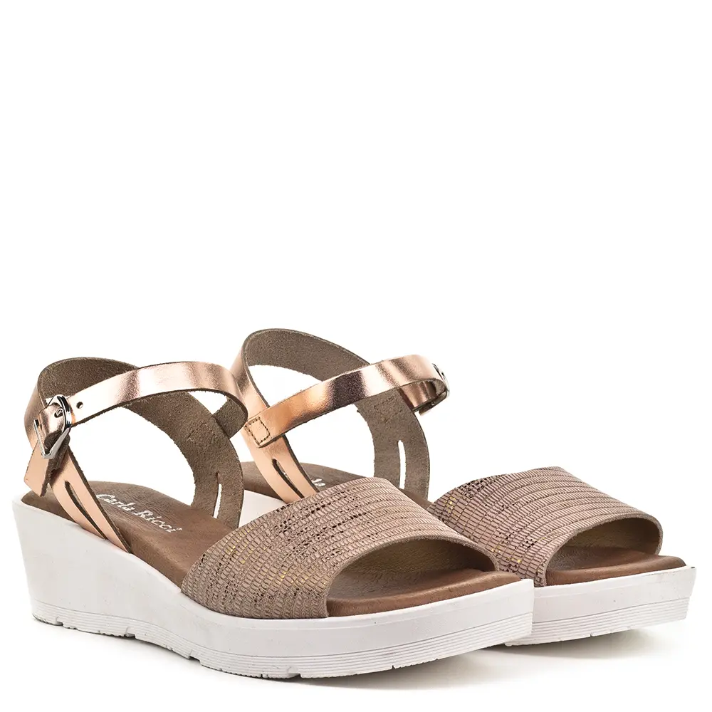 Carla Ricci női szandál 2 cm vastag talppal. Sarka 4 cm magas, nagyon kényelmes, párnázott talpú bőr szandál.