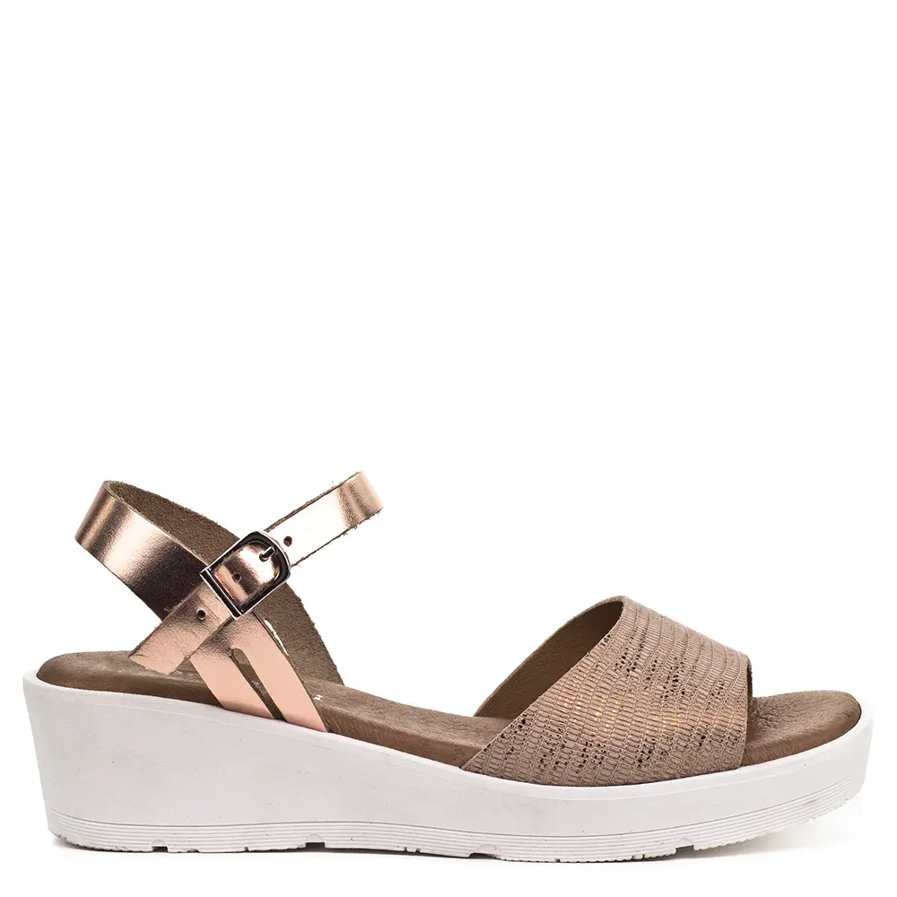 Carla Ricci női szandál 2 cm vastag talppal. Sarka 4 cm magas, nagyon kényelmes, párnázott talpú bőr szandál.