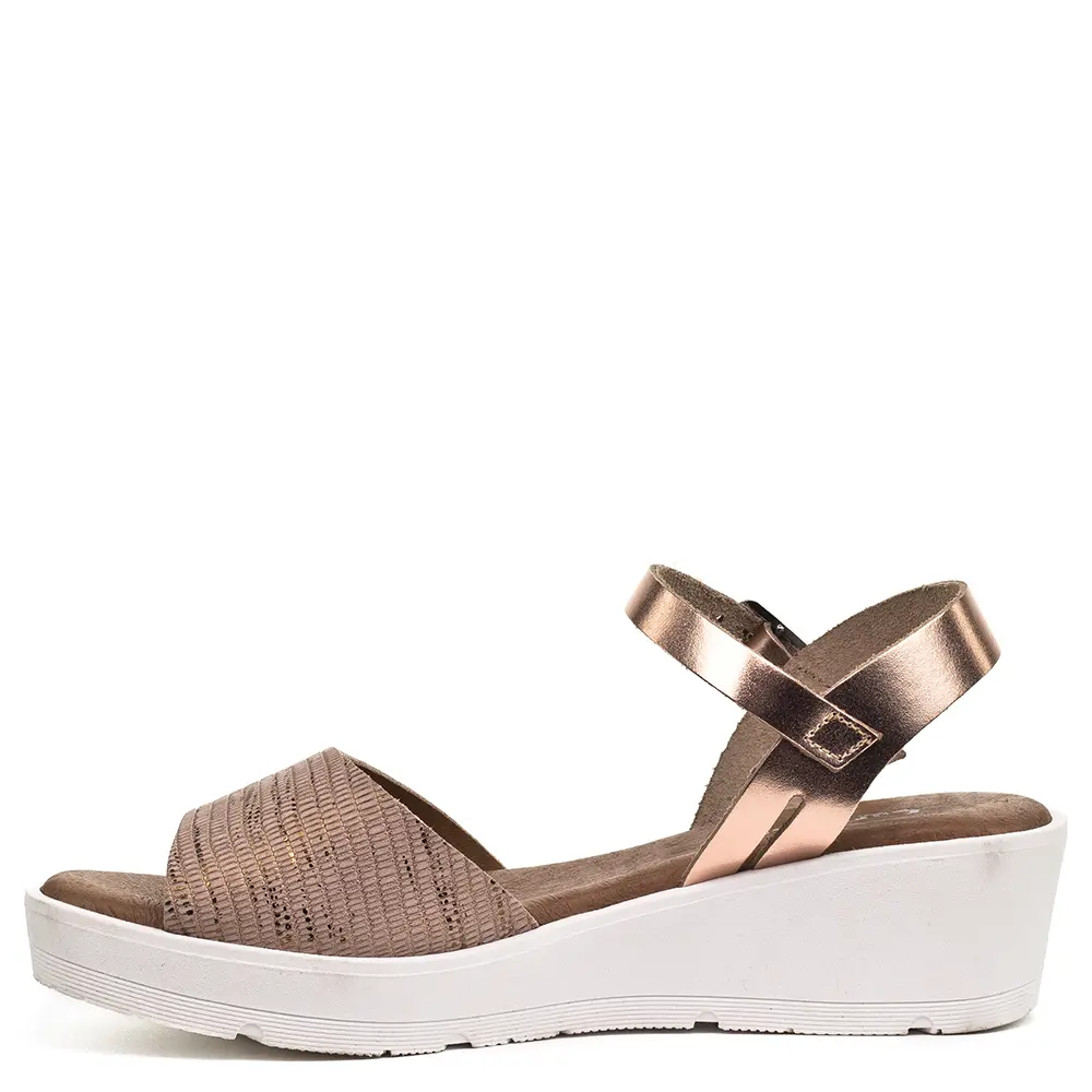 Carla Ricci női szandál 2 cm vastag talppal. Sarka 4 cm magas, nagyon kényelmes, párnázott talpú bőr szandál.