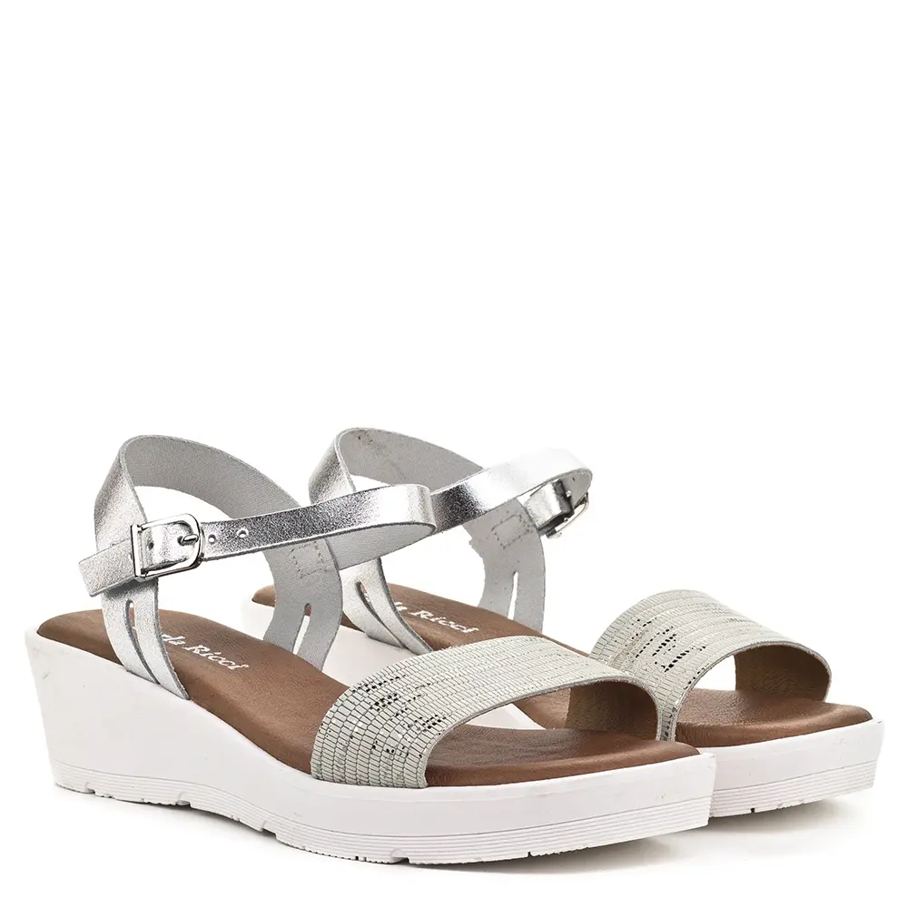 Carla Ricci női szandál enyhén emelt sarokrésszel. 2 cm vastag talpú, sarokrészen 4 cm magas nagyon kényelmes, párnázott talpú bőr szandál.